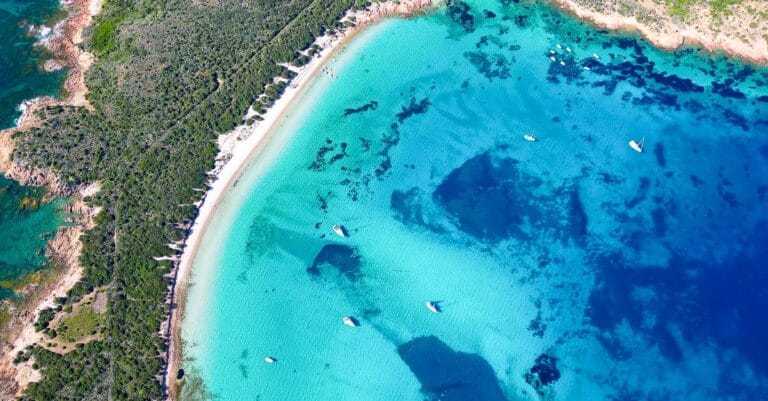 Panoramablick auf den Strand von Capo Coda Cavallo