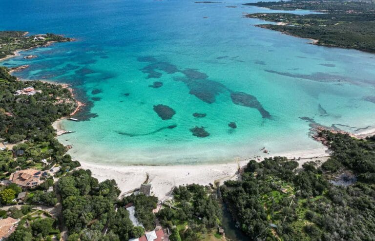 Der wunderschöne Strand von Porto Istana