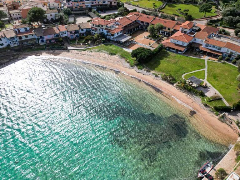 Panoramablick auf den Strand von Porto San Paolo