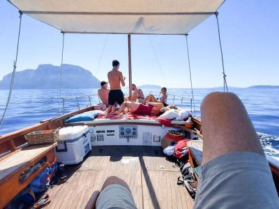 Groupe d’amis en bateau – tour depuis Porto San Paolo – Sardaigne