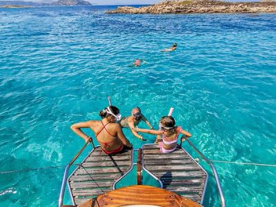 Famille en train de nager lors d’un tour en bateau près d’Isola Piana, Tavolara