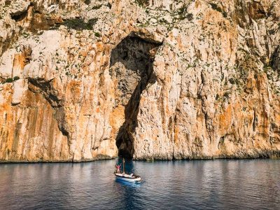 Panoramica Tavolara scogliere - Eventi speciali in barca
