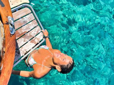 Prendre le soleil depuis le bateau lors d’une excursion en bateau à Tavolara et Molara