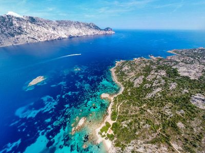 Vue aérienne des îles de Tavolara et Molara dans l’Aire Marine Protégée de Tavolara Punta Coda Cavallo, Sardaigne