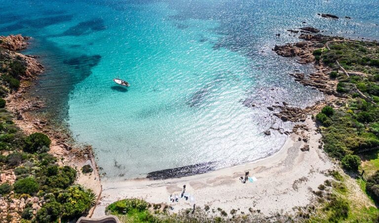 Panoramablick auf den Strand Spiaggia del Dottore – Olbia