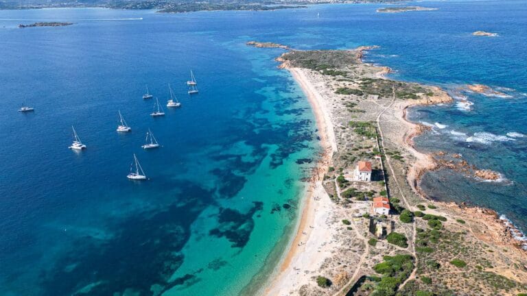 Les plus belles plages et criques de Tavolara – Spalmatore di Terra